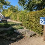 Vandalismus im Stadtpark macht die eigentlich wunderschönen Patengärten aus der Zeit der Landegartenschau (2004) zu einem traurigen Anblick. Die Gärten werden ehrenamtlich gepflegt. Fotocredit: Stadt Burghausen