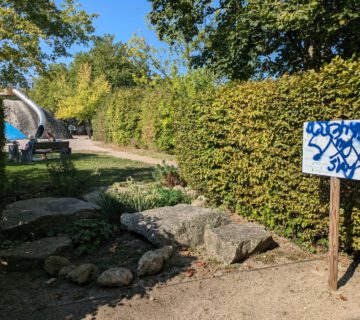 Vandalismus im Stadtpark macht die eigentlich wunderschönen Patengärten aus der Zeit der Landegartenschau (2004) zu einem traurigen Anblick. Die Gärten werden ehrenamtlich gepflegt. Fotocredit: Stadt Burghausen