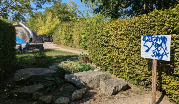 Vandalismus im Stadtpark macht die eigentlich wunderschönen Patengärten aus der Zeit der Landegartenschau (2004) zu einem traurigen Anblick. Die Gärten werden ehrenamtlich gepflegt. Fotocredit: Stadt Burghausen