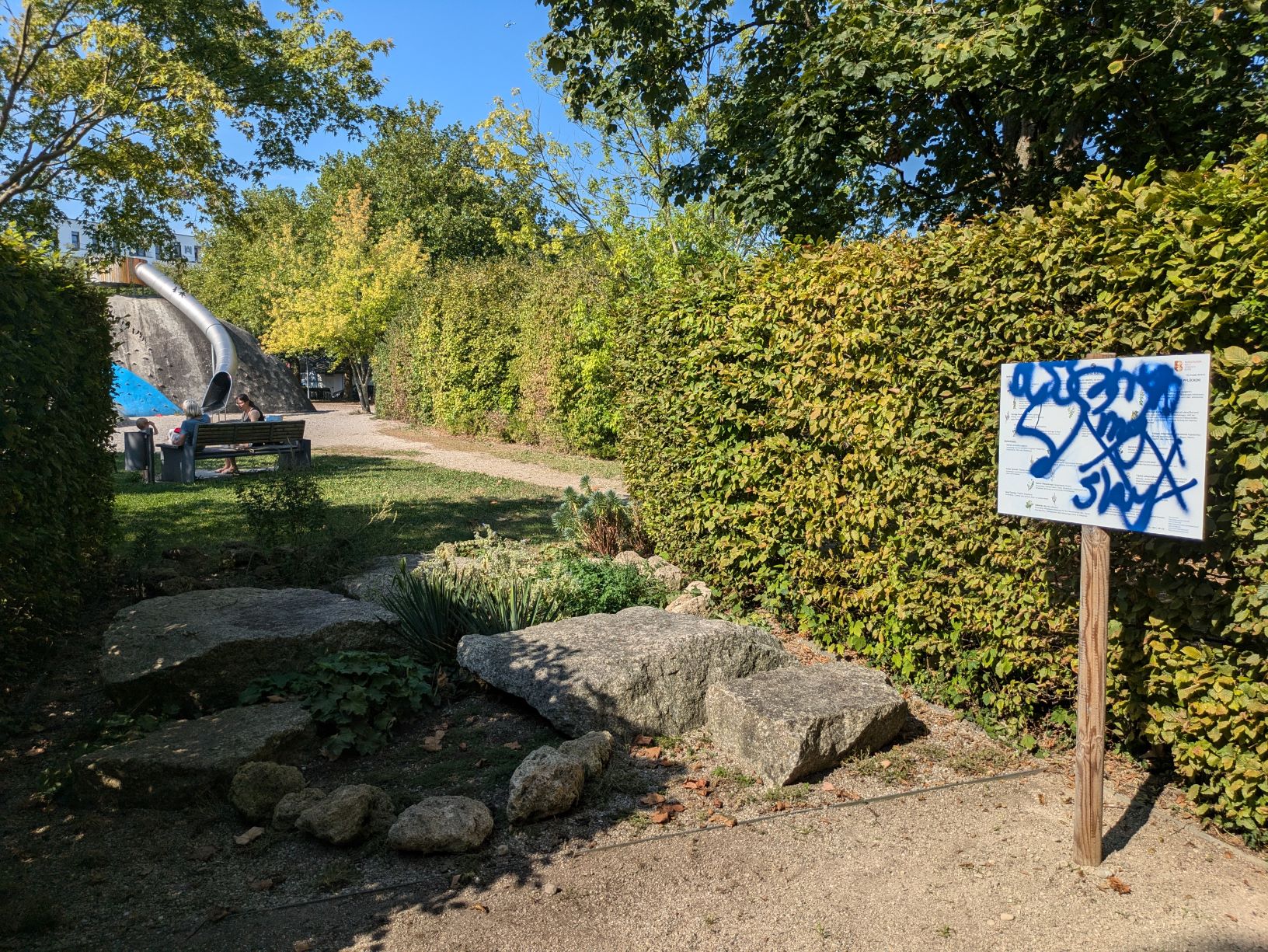 Vandalismus im Stadtpark macht die eigentlich wunderschönen Patengärten aus der Zeit der Landegartenschau (2004) zu einem traurigen Anblick. Die Gärten werden ehrenamtlich gepflegt. Fotocredit: Stadt Burghausen