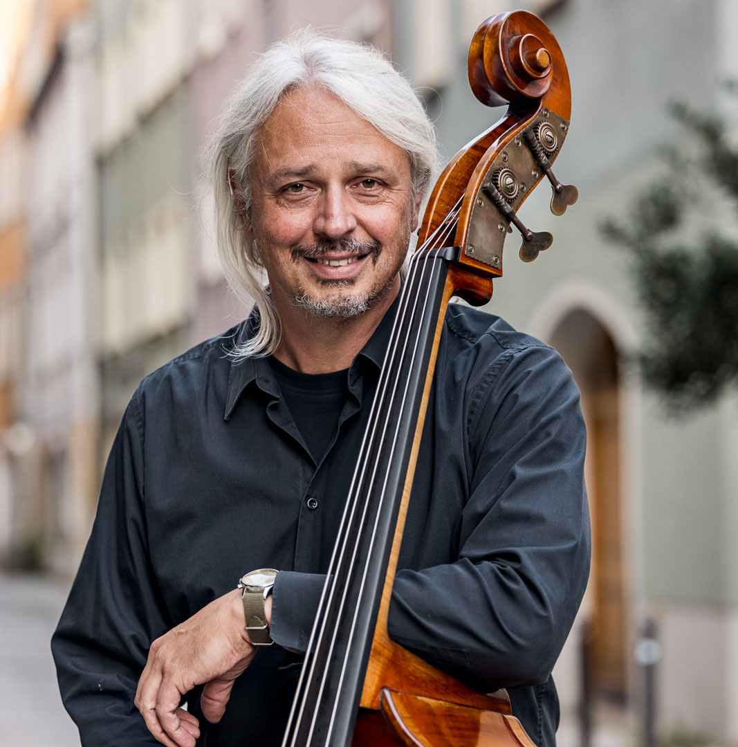 Neuer Musikschulleiter Claus Freudenstein mit dem Bass