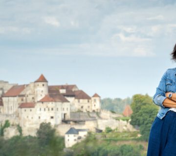 Die erfolgreiche Tourismusbilanz ist für Sigrid Resch, Geschäftsführerin der Burghauser Touristik, kein Grund, sich zurückzulehnen. Stattdessen laufen die Vorbereitungen für das 1000-jährige Jubiläum von Burghausen auf Hochtouren. Fotocredit: Burghauser Touristik/Andrea Obele