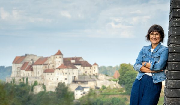 Die erfolgreiche Tourismusbilanz ist für Sigrid Resch, Geschäftsführerin der Burghauser Touristik, kein Grund, sich zurückzulehnen. Stattdessen laufen die Vorbereitungen für das 1000-jährige Jubiläum von Burghausen auf Hochtouren. Fotocredit: Burghauser Touristik/Andrea Obele