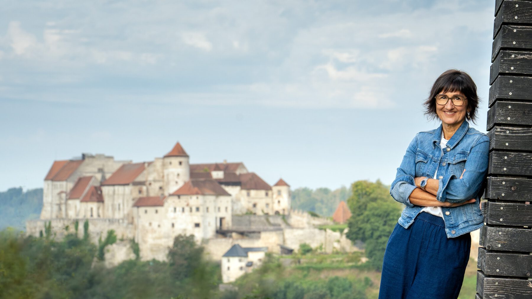 Die erfolgreiche Tourismusbilanz ist für Sigrid Resch, Geschäftsführerin der Burghauser Touristik, kein Grund, sich zurückzulehnen. Stattdessen laufen die Vorbereitungen für das 1000-jährige Jubiläum von Burghausen auf Hochtouren. Fotocredit: Burghauser Touristik/Andrea Obele