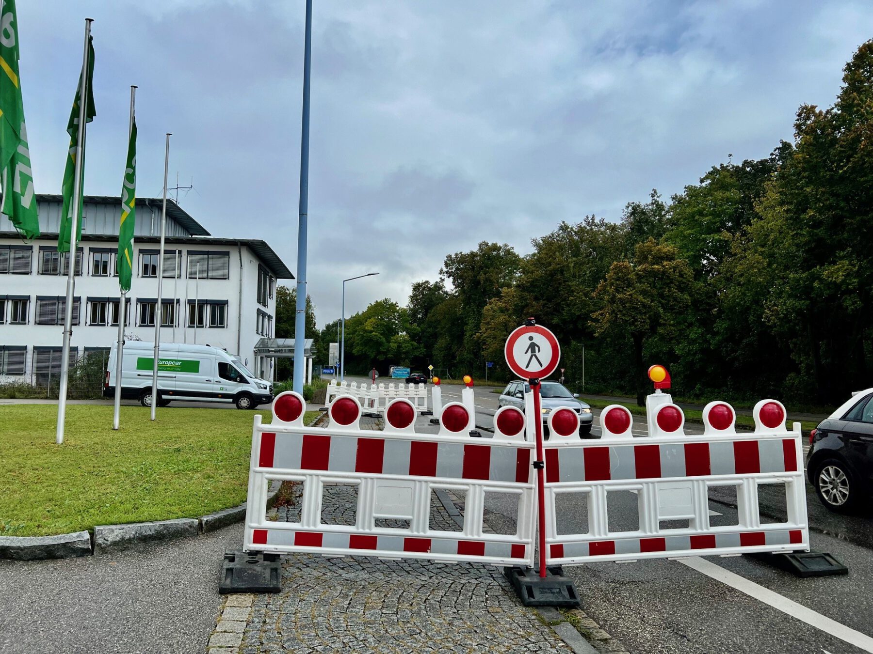 Straßenunterspülung im Bereich der Marktler Straße vor „EuropCar“ Marktler Str. 65