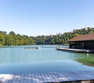 Blick vom Wöhrseebad auf den See © Stadt Burghausen