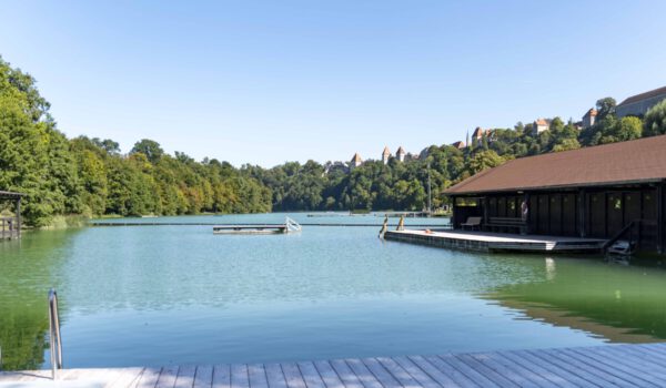 Blick vom Wöhrseebad auf den See © Stadt Burghausen