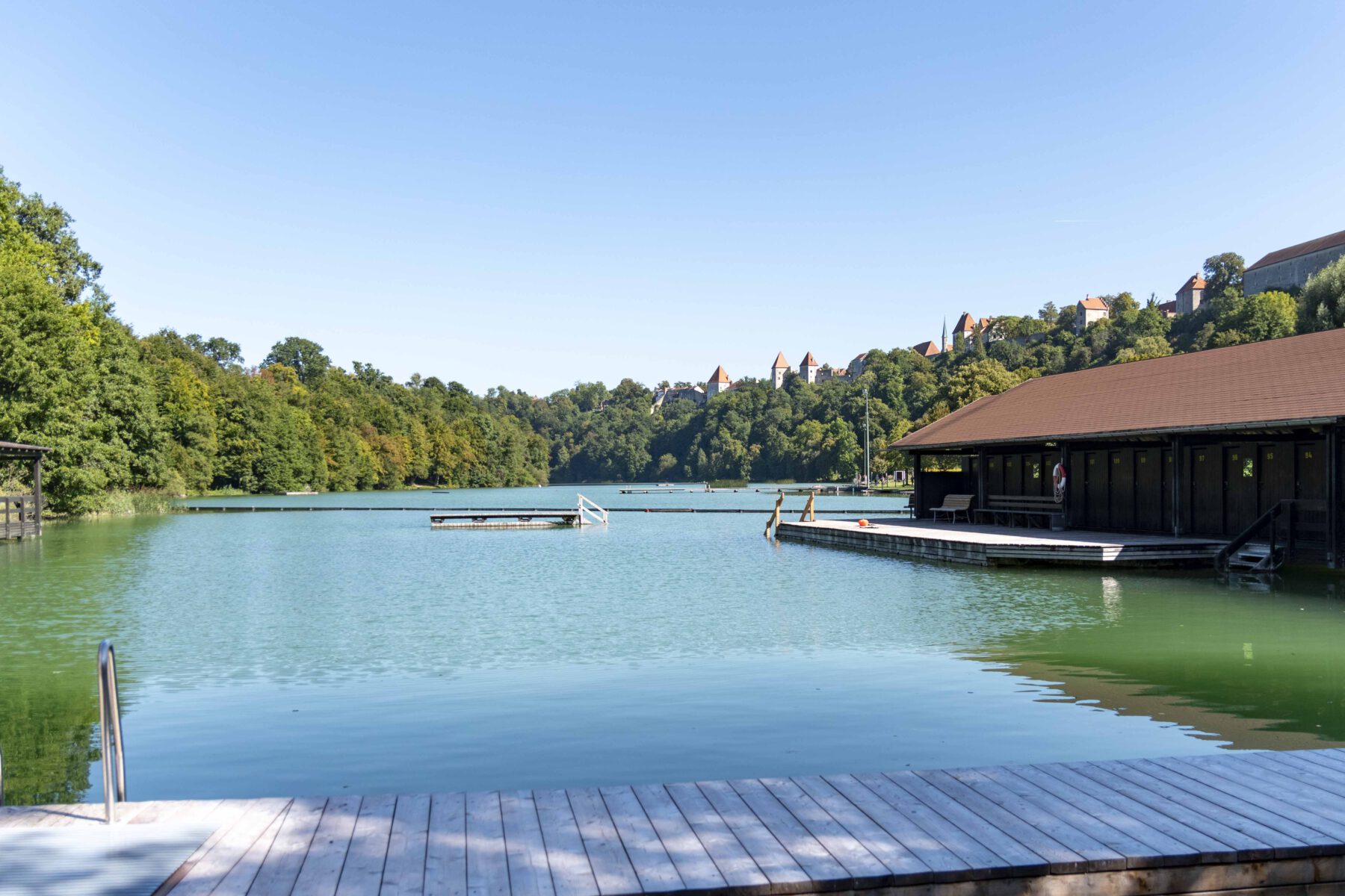 Blick vom Wöhrseebad auf den See © Stadt Burghausen