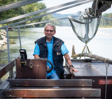 Sepp Kramler lenkt als neu ausgebildeter Plättenfahrer die Plätte „Burghausen“ sicher auf der Salzach. Fotocredit: Burghauser Touristik/Andrea Obele