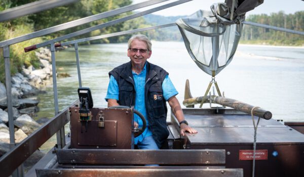 Sepp Kramler lenkt als neu ausgebildeter Plättenfahrer die Plätte „Burghausen“ sicher auf der Salzach. Fotocredit: Burghauser Touristik/Andrea Obele