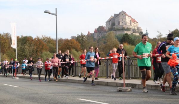 Laufen für einen guten Zweck: Je mehr Läuferinnen und Läufer am Salzach-Brücken-Benefizlauf teilnehmen, desto mehr können die Organisatoren der Veranstaltung gemeinnützige Organisationen unterstützen. Fotocredit: Bürgerinsel Burghausen