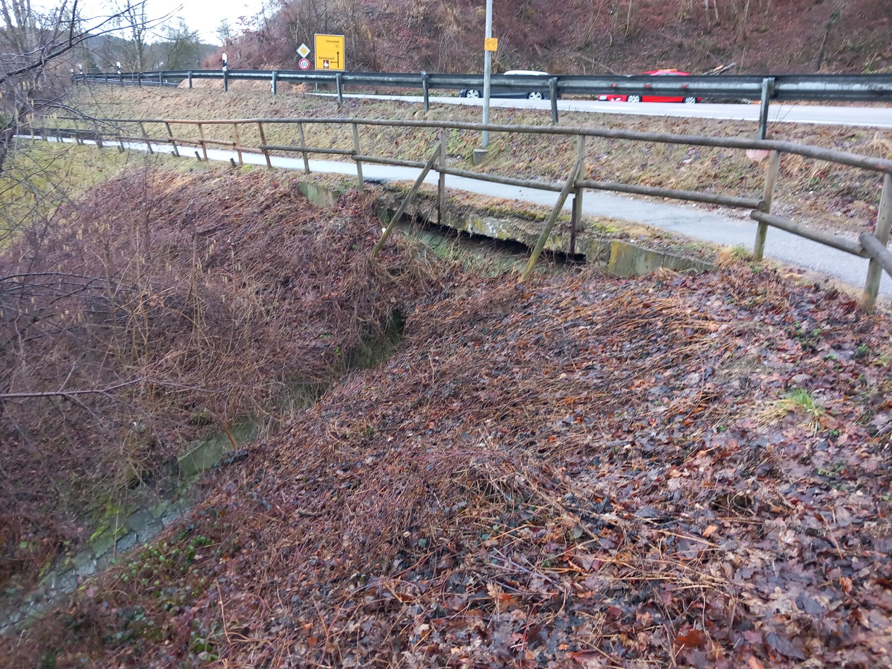 In marodem Zustand: die Betonhaltungen für das Geländer entlang des Kulnikwegs Fotocredit: Stadt Burghausen