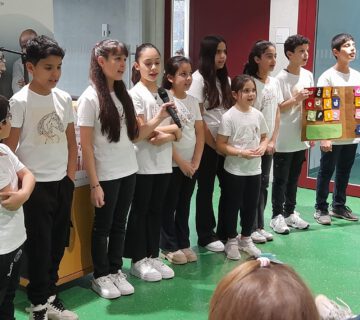 Fotos: Sprachen lernen hält jung: vhs-Kursleiterin Claudia Zahn mit ihrer Englisch-Klasse im Haus der Familie. Die Arabische Schule beim Internationalen Tag der Muttersprache 2024 im Haus der Familie. Fotocredit: © Stadt Burghausen/Haus der Familie