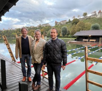 Inspizierten den Winterbadeplatz vor der Eröffnung: Erster Bürgermeister Florian Schneider, Stefan Hetzer, 1. Vorstand Serwus Burghausen, und Stefan Sajdak, kaufmännischer Leiter Bäder Burghausen. Fotocredit: Stadt Burghausen/sast