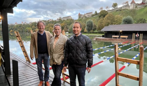 Inspizierten den Winterbadeplatz vor der Eröffnung: Erster Bürgermeister Florian Schneider, Stefan Hetzer, 1. Vorstand Serwus Burghausen, und Stefan Sajdak, kaufmännischer Leiter Bäder Burghausen. Fotocredit: Stadt Burghausen/sast