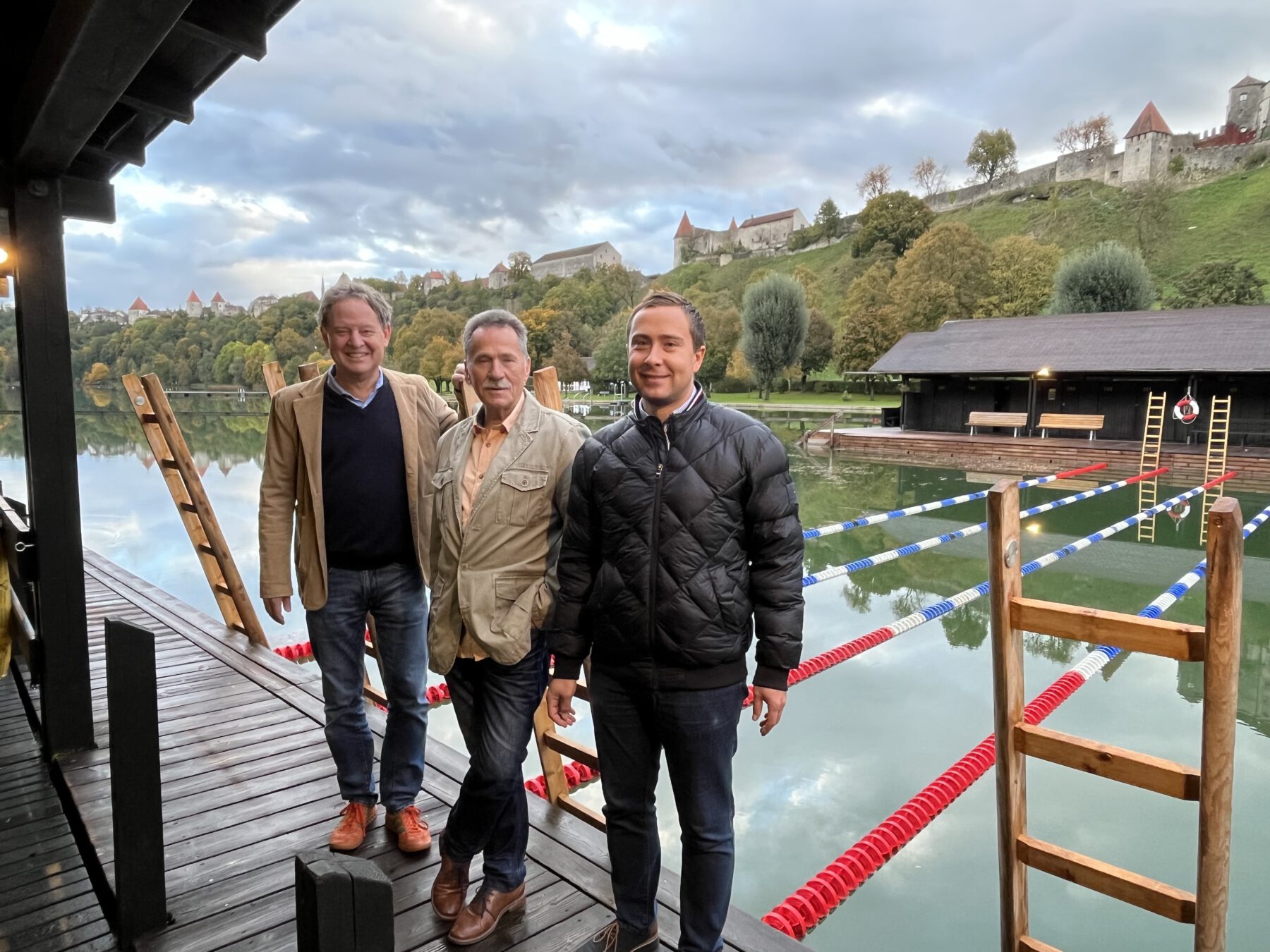 Inspizierten den Winterbadeplatz vor der Eröffnung: Erster Bürgermeister Florian Schneider, Stefan Hetzer, 1. Vorstand Serwus Burghausen, und Stefan Sajdak, kaufmännischer Leiter Bäder Burghausen. Fotocredit: Stadt Burghausen/sast