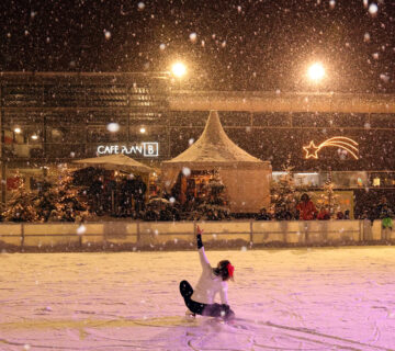 Darbietung auf der Eisfläche vor dem Bürgerhaus im Dezember 2023. Fotocredit: Stadt Burghausen