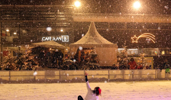 Darbietung auf der Eisfläche vor dem Bürgerhaus im Dezember 2023. Fotocredit: Stadt Burghausen