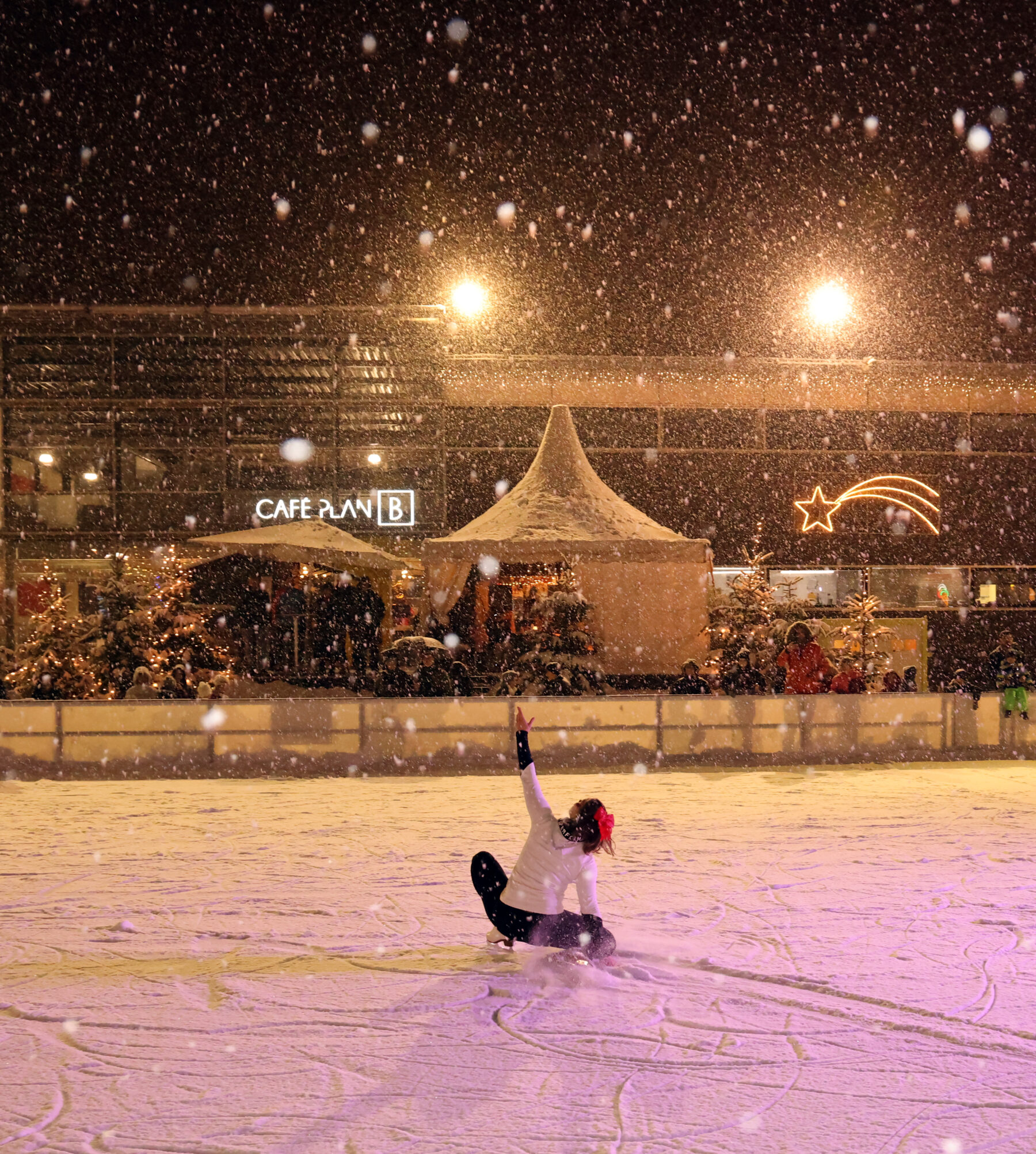 Darbietung auf der Eisfläche vor dem Bürgerhaus im Dezember 2023. Fotocredit: Stadt Burghausen