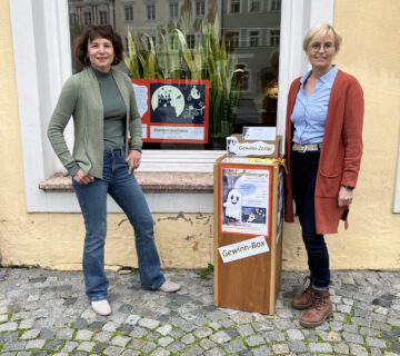 In der Stadtbibliothek ist das Gespenst Toni derzeit nicht zu übersehen. Christin Moll (li.), Leiterin der Stadtbibliothek, und Mitarbeiterin Rosi Pfeifenthaler am Startpunkt des Bilderbuch-Spaziergangs Fotocredit: Stadt Burghausen/sast