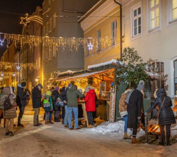 Beim pittoresken „Advent in den Grüben“ erstrahlt die Altstadt in schöner Weihnachtsbeleuchtung. Fotocredit: Burghauser Touristik