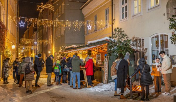 Beim pittoresken „Advent in den Grüben“ erstrahlt die Altstadt in schöner Weihnachtsbeleuchtung. Fotocredit: Burghauser Touristik