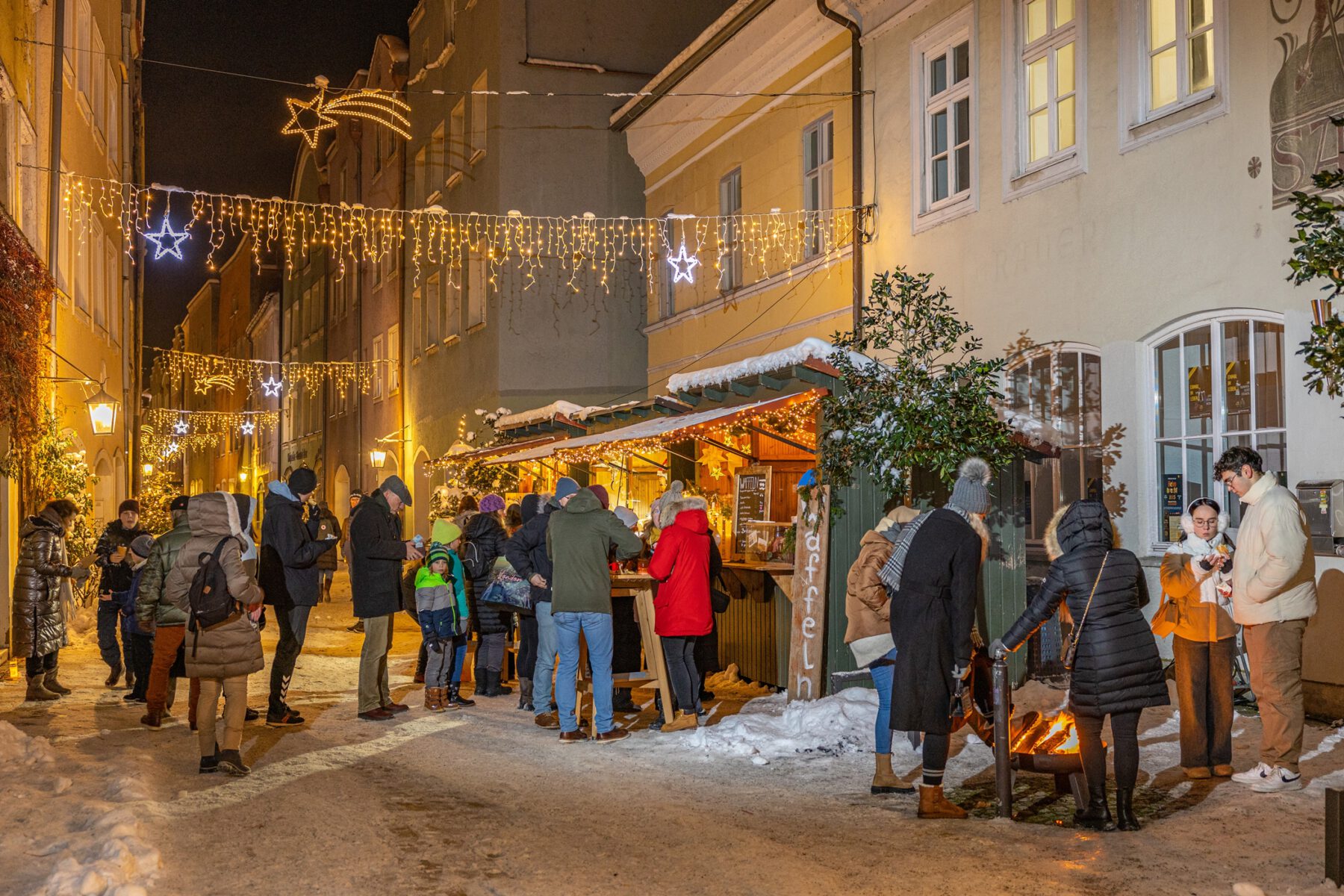 Beim pittoresken „Advent in den Grüben“ erstrahlt die Altstadt in schöner Weihnachtsbeleuchtung. Fotocredit: Burghauser Touristik