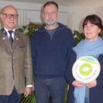 Stellvertretend für die acht Kommunen ist Burgkirchen, mit (von links) Bürgermeister Johann Krichenbauer, Träger der Öko-Modellregion Inn Salzach. Fragen zu Kleinprojekten beantwortet Projekt-Manager Thomas Reiter. Christina Lipp-Himmer unterstützt ihn seit November. Foto: OEM Inn-Salzach