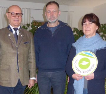 Stellvertretend für die acht Kommunen ist Burgkirchen, mit (von links) Bürgermeister Johann Krichenbauer, Träger der Öko-Modellregion Inn Salzach. Fragen zu Kleinprojekten beantwortet Projekt-Manager Thomas Reiter. Christina Lipp-Himmer unterstützt ihn seit November. Foto: OEM Inn-Salzach