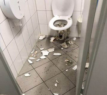 Die Toilettenanlage am Lindacher Platz muss vier bis fünf Mal jährlich wegen Vandalismus erneuert werden. Fotocredit: Stadt Burghausen / Gebäudemanagement