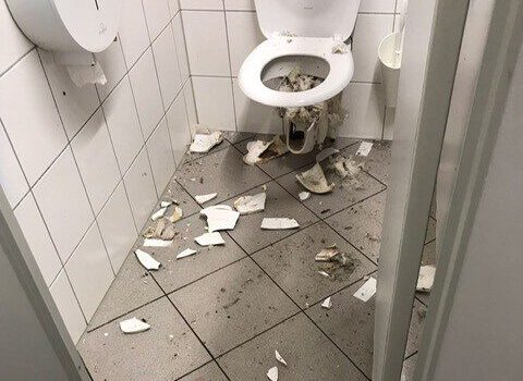 Die Toilettenanlage am Lindacher Platz muss vier bis fünf Mal jährlich wegen Vandalismus erneuert werden. Fotocredit: Stadt Burghausen / Gebäudemanagement