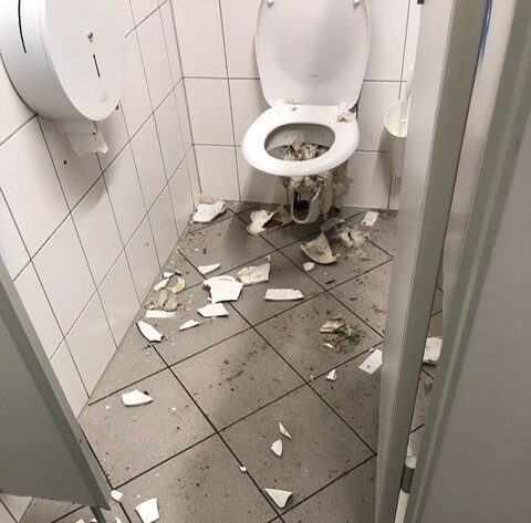 Die Toilettenanlage am Lindacher Platz muss vier bis fünf Mal jährlich wegen Vandalismus erneuert werden. Fotocredit: Stadt Burghausen / Gebäudemanagement