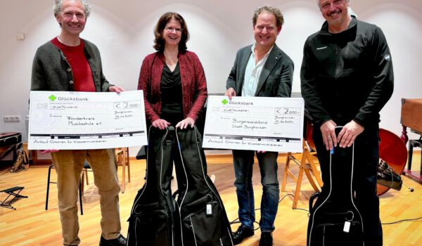 Josef Irgmaier (v.l.), Vorsitzender des Förderkreises, Astrid Eppelsheim, stellvertr. Schulleiterin der Musikschule, Erster Bürgermeister Florian Schneider, Musikschulleiter Claus Freudenstein. Fotocredit: Stadt Burghausen / Musikschule