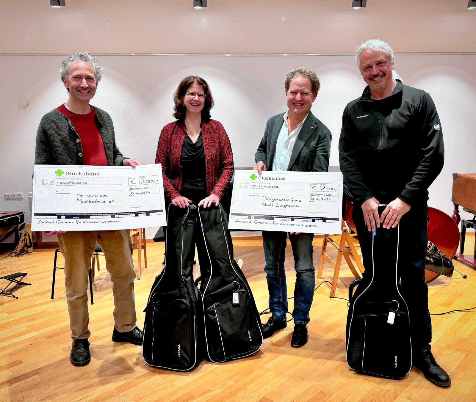 Josef Irgmaier (v.l.), Vorsitzender des Förderkreises, Astrid Eppelsheim, stellvertr. Schulleiterin der Musikschule, Erster Bürgermeister Florian Schneider, Musikschulleiter Claus Freudenstein. Fotocredit: Stadt Burghausen / Musikschule