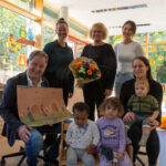 Erster Bürgermeister Florian Schneider (v.r.) besuchte die fisch eingezogene Krippengruppe im Wöhler Kinderhaus. Begleitet wurde er von Christine Ausberger, die Leiterin vom Haus der Familie. Der Kita Leitung Alexandra Lohr hat das Stadtoberhaupt Blumen mitgebracht. Kinderpflegerinnen Sabine Rösler und Madeleine Wendt betreuen die Kleinkinder im Alter von ein bis vier Jahren in der Einrichtung. Im Wöhler Kinderhaus wurden dieses Kita-Jahr 12 neue Krippenplätze geschaffen. Somit bietet das Wöhler Kinderhaus 56 Kindergartenplätze, 24 Krippenplätze und 50 Hortplätze für Grundschulkinder an. Fotocredit: Stadt Burghausen