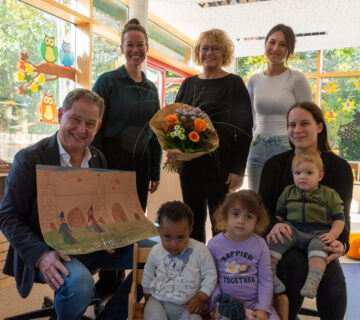 Erster Bürgermeister Florian Schneider (v.r.) besuchte die fisch eingezogene Krippengruppe im Wöhler Kinderhaus. Begleitet wurde er von Christine Ausberger, die Leiterin vom Haus der Familie. Der Kita Leitung Alexandra Lohr hat das Stadtoberhaupt Blumen mitgebracht. Kinderpflegerinnen Sabine Rösler und Madeleine Wendt betreuen die Kleinkinder im Alter von ein bis vier Jahren in der Einrichtung. Im Wöhler Kinderhaus wurden dieses Kita-Jahr 12 neue Krippenplätze geschaffen. Somit bietet das Wöhler Kinderhaus 56 Kindergartenplätze, 24 Krippenplätze und 50 Hortplätze für Grundschulkinder an. Fotocredit: Stadt Burghausen