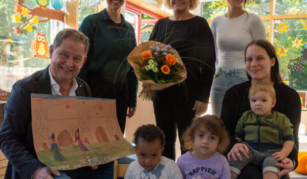 Erster Bürgermeister Florian Schneider (v.r.) besuchte die fisch eingezogene Krippengruppe im Wöhler Kinderhaus. Begleitet wurde er von Christine Ausberger, die Leiterin vom Haus der Familie. Der Kita Leitung Alexandra Lohr hat das Stadtoberhaupt Blumen mitgebracht. Kinderpflegerinnen Sabine Rösler und Madeleine Wendt betreuen die Kleinkinder im Alter von ein bis vier Jahren in der Einrichtung. Im Wöhler Kinderhaus wurden dieses Kita-Jahr 12 neue Krippenplätze geschaffen. Somit bietet das Wöhler Kinderhaus 56 Kindergartenplätze, 24 Krippenplätze und 50 Hortplätze für Grundschulkinder an. Fotocredit: Stadt Burghausen