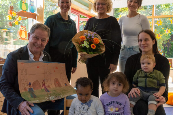 Erster Bürgermeister Florian Schneider (v.r.) besuchte die fisch eingezogene Krippengruppe im Wöhler Kinderhaus. Begleitet wurde er von Christine Ausberger, die Leiterin vom Haus der Familie. Der Kita Leitung Alexandra Lohr hat das Stadtoberhaupt Blumen mitgebracht. Kinderpflegerinnen Sabine Rösler und Madeleine Wendt betreuen die Kleinkinder im Alter von ein bis vier Jahren in der Einrichtung. Im Wöhler Kinderhaus wurden dieses Kita-Jahr 12 neue Krippenplätze geschaffen. Somit bietet das Wöhler Kinderhaus 56 Kindergartenplätze, 24 Krippenplätze und 50 Hortplätze für Grundschulkinder an. Fotocredit: Stadt Burghausen