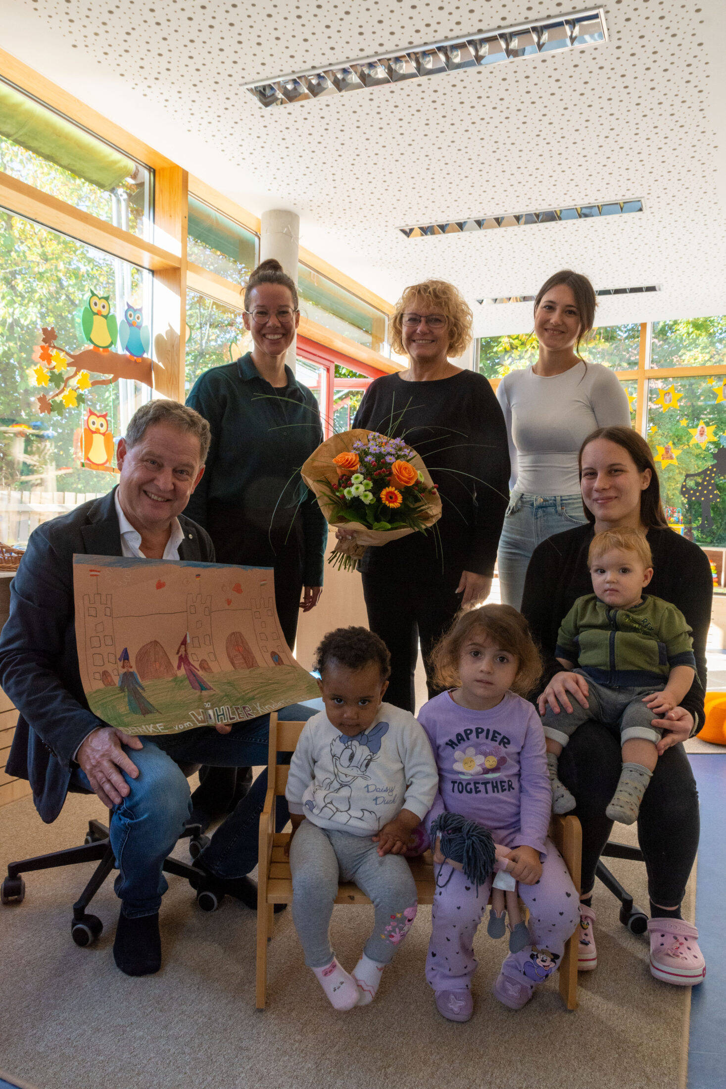 Erster Bürgermeister Florian Schneider (v.r.) besuchte die fisch eingezogene Krippengruppe im Wöhler Kinderhaus. Begleitet wurde er von Christine Ausberger, die Leiterin vom Haus der Familie. Der Kita Leitung Alexandra Lohr hat das Stadtoberhaupt Blumen mitgebracht. Kinderpflegerinnen Sabine Rösler und Madeleine Wendt betreuen die Kleinkinder im Alter von ein bis vier Jahren in der Einrichtung. Im Wöhler Kinderhaus wurden dieses Kita-Jahr 12 neue Krippenplätze geschaffen. Somit bietet das Wöhler Kinderhaus 56 Kindergartenplätze, 24 Krippenplätze und 50 Hortplätze für Grundschulkinder an. Fotocredit: Stadt Burghausen