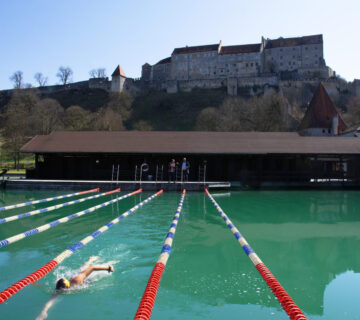 Foto: Eisschwimmen Archivbild Fotocredit: Stadt Burghausen