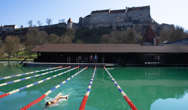 Foto: Eisschwimmen Archivbild Fotocredit: Stadt Burghausen