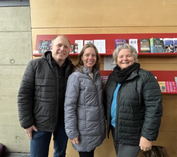 Foto: PM 304 Stadt Burghausen Großer Andrang bei m Kartenvorverkauf für den Ball der Hüte: (v.li.) Das Ehepaar Thomas und Andrea Weber und Carmen Haringer waren die ersten, die sich Tischkarten für den Ball der Hüte 2025 sicherten Copyright: Stadt Burghausen /Steffi Sammet