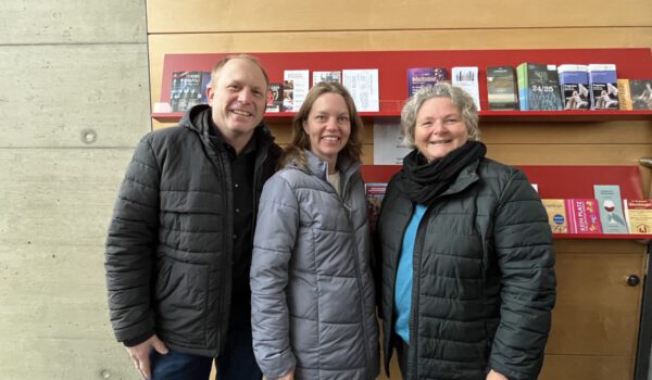 Foto: PM 304 Stadt Burghausen Großer Andrang bei m Kartenvorverkauf für den Ball der Hüte: (v.li.) Das Ehepaar Thomas und Andrea Weber und Carmen Haringer waren die ersten, die sich Tischkarten für den Ball der Hüte 2025 sicherten Copyright: Stadt Burghausen /Steffi Sammet