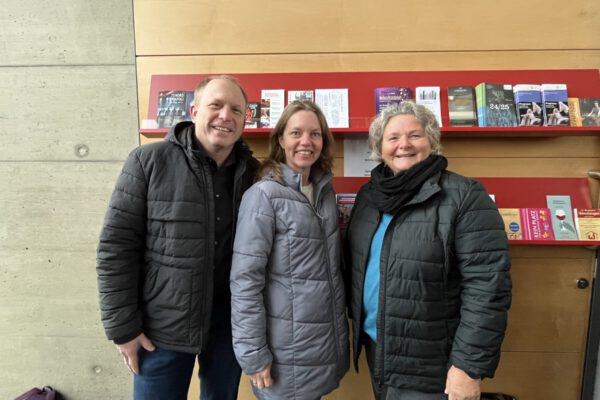 Foto: PM 304 Stadt Burghausen Großer Andrang bei m Kartenvorverkauf für den Ball der Hüte: (v.li.) Das Ehepaar Thomas und Andrea Weber und Carmen Haringer waren die ersten, die sich Tischkarten für den Ball der Hüte 2025 sicherten Copyright: Stadt Burghausen /Steffi Sammet