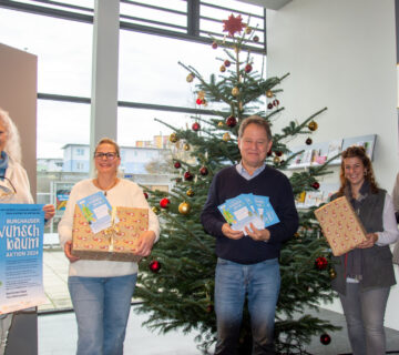 Fotocredit: Erster Bürgermeister Florian Schneider mit dem Team des Bürgerhauses Elena Wagenhofer (v.r.), Leiterin Magdalena Weber, Nancy Stanke und stellv. Leiterin der Stadtbibliothek Lisa Kost. Stadt Burghausen / köx