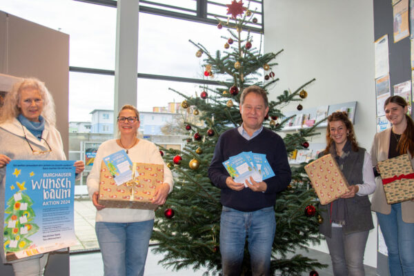 Fotocredit: Erster Bürgermeister Florian Schneider mit dem Team des Bürgerhauses Elena Wagenhofer (v.r.), Leiterin Magdalena Weber, Nancy Stanke und stellv. Leiterin der Stadtbibliothek Lisa Kost. Stadt Burghausen / köx