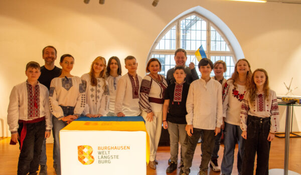 Erster Bürgermeister Florian Schneider freut sich über die neue Schulfreundschaft mit Lemberg (Lwiw auf Ukrainisch) und den ‚Besuch der Gastschüler im Burghauser Rathaus mit Ihrer Begleiterin und Lehrerin Svitlana Khuda sowie Stefan Angstl für das Aventinus Gymnasium. Fotocredit: Stadt Burghausen/köx