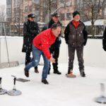 Foto: Erster Bürgermeister Florian Schneider eröffnete im Jahr 2024 die Eisfläche mit einem kleinen Turnier mit den Stockschützen. Fotocredit: Gerhard Nixdorf