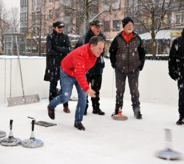 Foto: Erster Bürgermeister Florian Schneider eröffnete im Jahr 2024 die Eisfläche mit einem kleinen Turnier mit den Stockschützen. Fotocredit: Gerhard Nixdorf