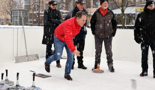 Foto: Erster Bürgermeister Florian Schneider eröffnete im Jahr 2024 die Eisfläche mit einem kleinen Turnier mit den Stockschützen. Fotocredit: Gerhard Nixdorf